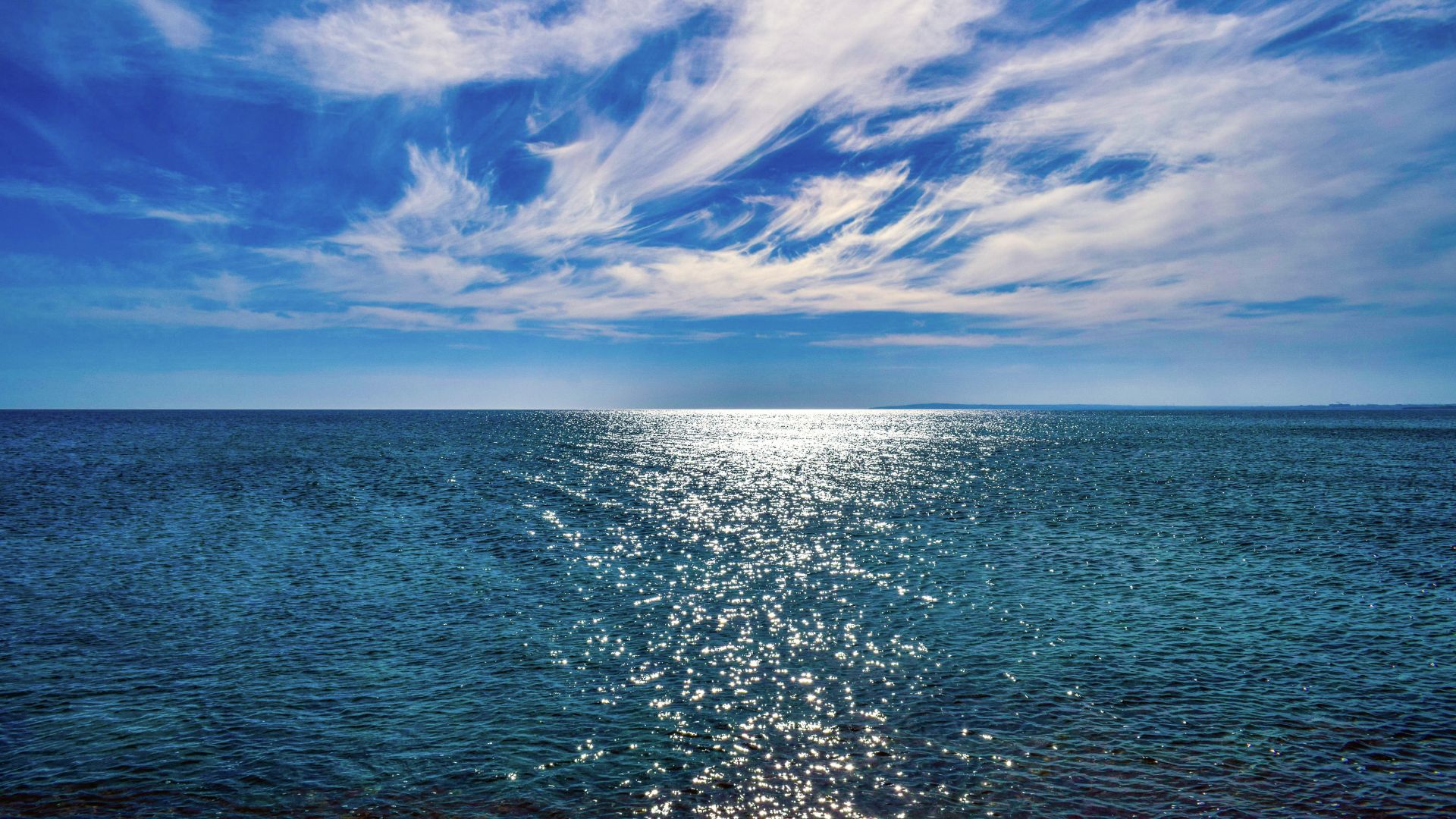 Un gros plan d'un voilier bleu garé dans l'eau